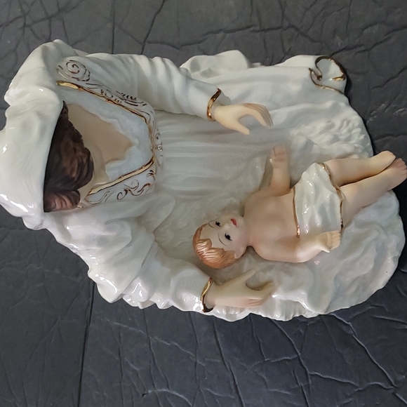 Mary &Baby Jesus Figurines Ivory&Gold Mary is 7 3/4in.Hx6in.Widest Width. B.4in - Picture 1 of 13